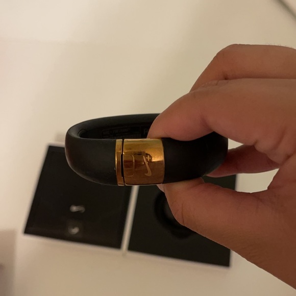 Limited Edition Rose Gold Nike Fuel Band - Picture 7 of 11